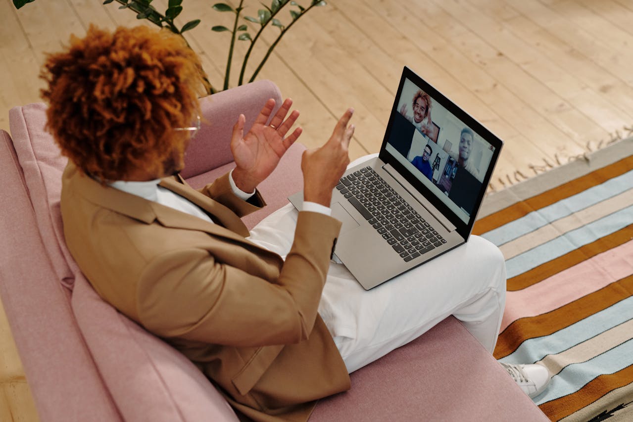 Mitglieder des pädagogischen Teams nehmen an einem virtuellen Meeting teil